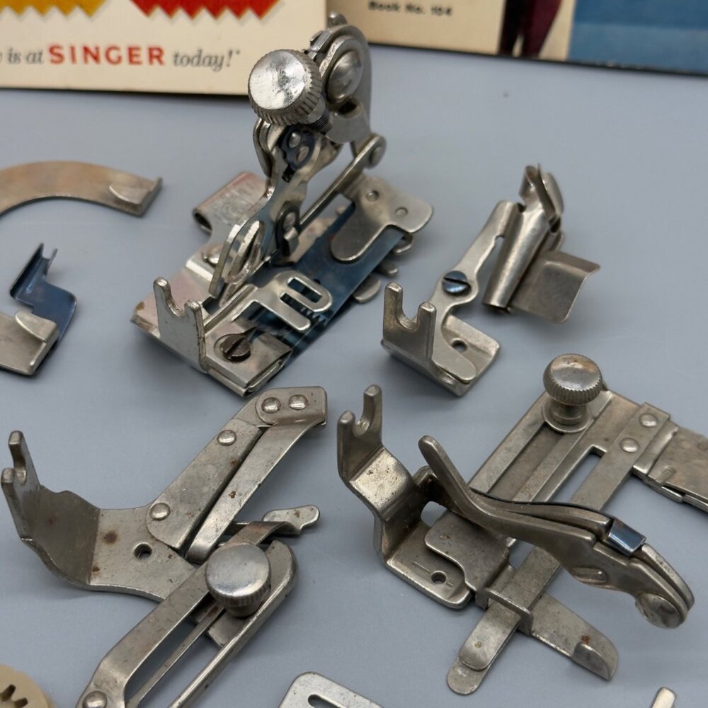 Singer Vintage Professional Buttonholer SIMS 4642 38116 Extra Attachments - Picture 9 of 16